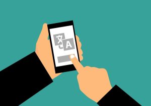 L'image montre une personne qui utilise un smartphone pour traduire